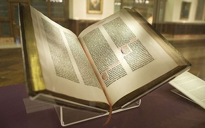 800px-Gutenberg_Bible,_Lenox_Copy,_New_York_Public_Library,_2009._Pic_01