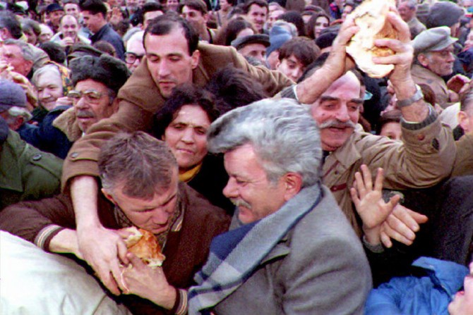 Hiper-inflacija-sankcije-Beograd-1994-godina-deljenje-hleba-siromastvo-670x447.jpg